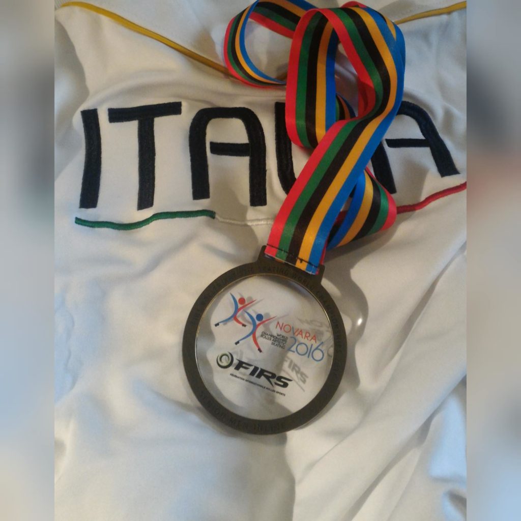 Divisa della nazionale italiana e medaglia di bronzo di Antonio Panfili che ha incontrato i ragazzi della Galileo Galilei