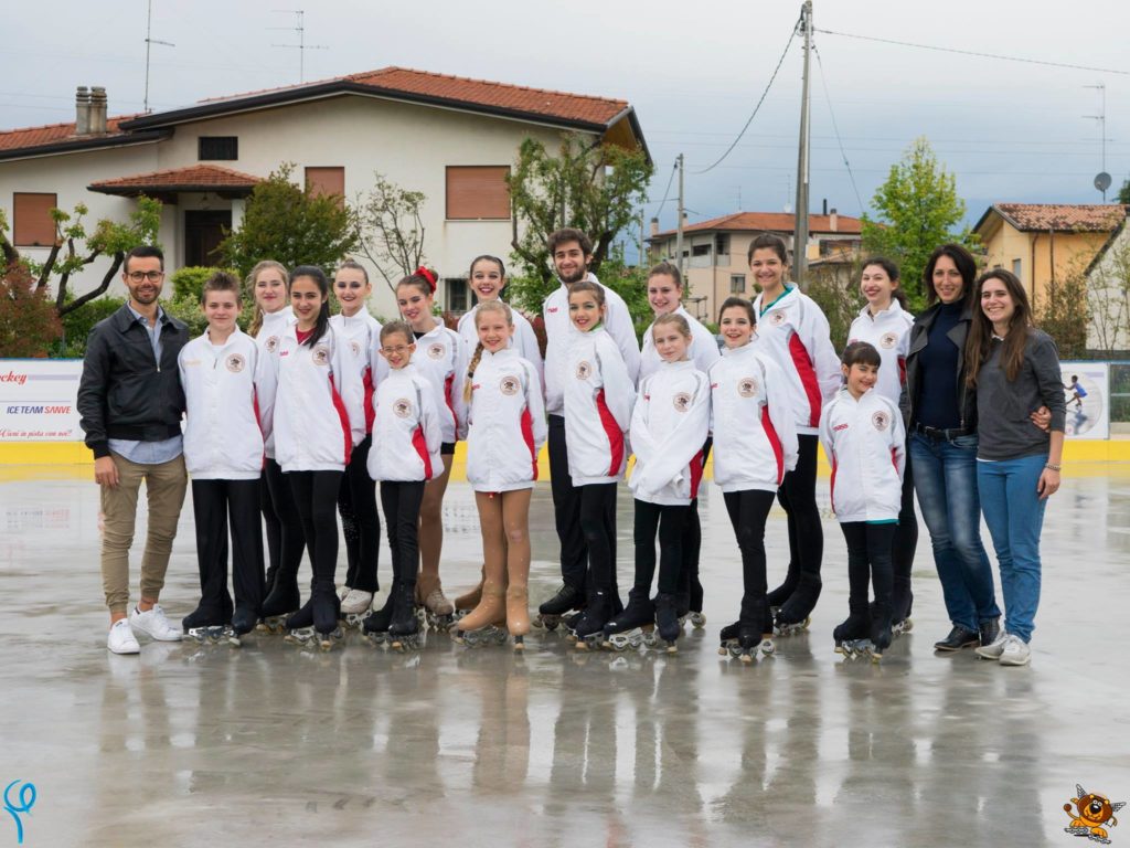 Foto di gruppo con atleti, allenatori e organizzatori dell'esibizione per la promozione della nuova squadra di pattinaggio inline a San Vendemiano