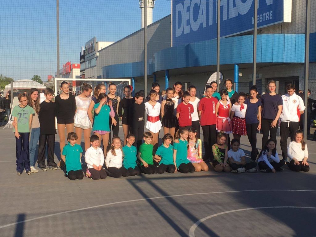 Foto di gruppo degli atleti che hanno partecipato al Roller Day alla Decathlon d Mestre