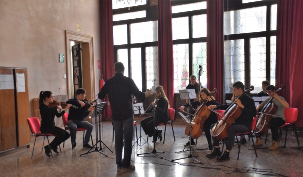 L'orchestra del Liceo Marco Polo di Venezia diretta dal professor Paolo Favorido