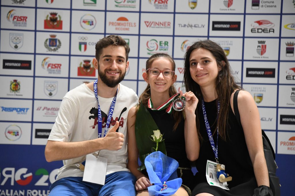 Vanessa Visentin con gli allenatori Antonio e Roberta Panfili subito dopo la premiazione agli Italian Roller Games 2021