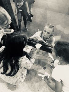 Aurora Dabalà mentre firma gli autografi al primo storico Campionato Italiano per il pattinaggio artistico inline