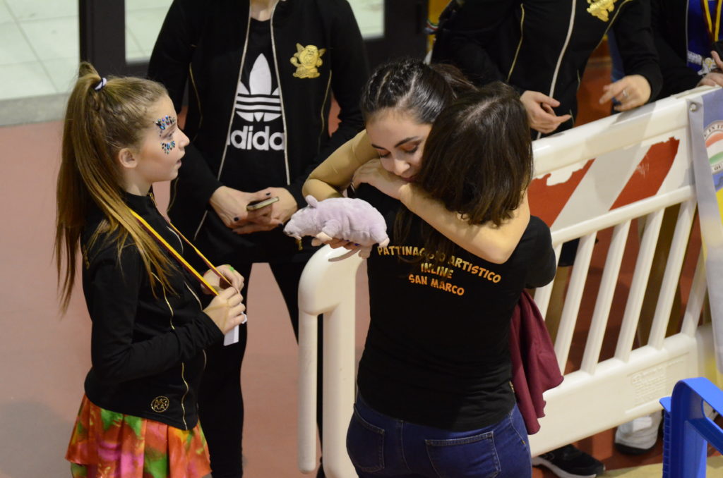 Da Sinistra Francesca Morabito e Chiara Morabito con l'allenatrice Roberta Panfili al termine dell'esibizione di Chiara.