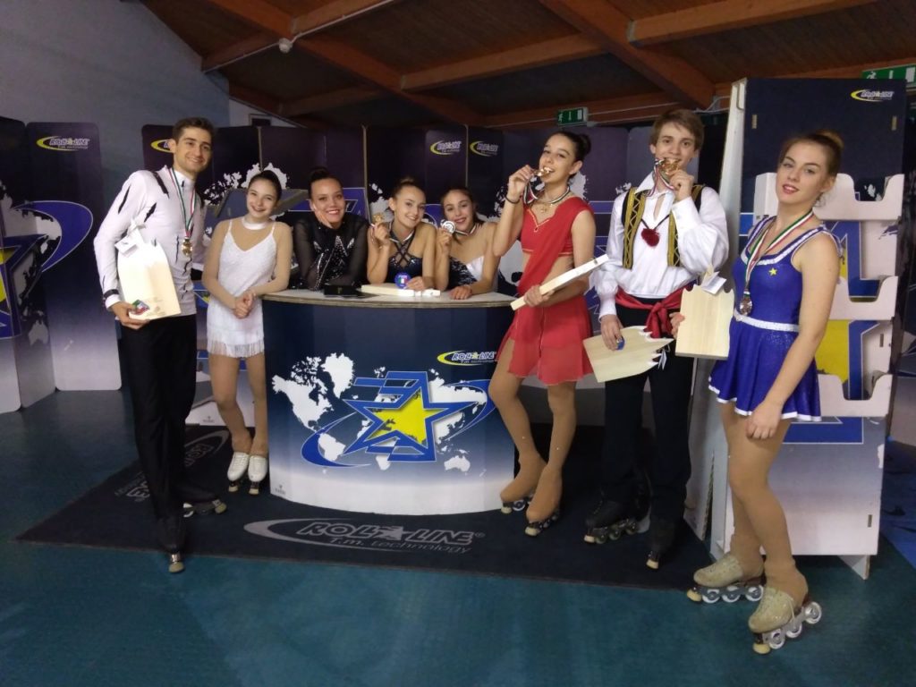 Gli atleti dell'Inline San Marco allo stand Roll Line durante i Campionati Italiani Fisr 2019. Nella foto da sinistra: Antonio Panfili, Lisa Ceccarelli, Gaia Marin, Aurora Dabalà, Elena Squizzato, Marta Gargano, Nicola Geatti, Jennifer Gomirato