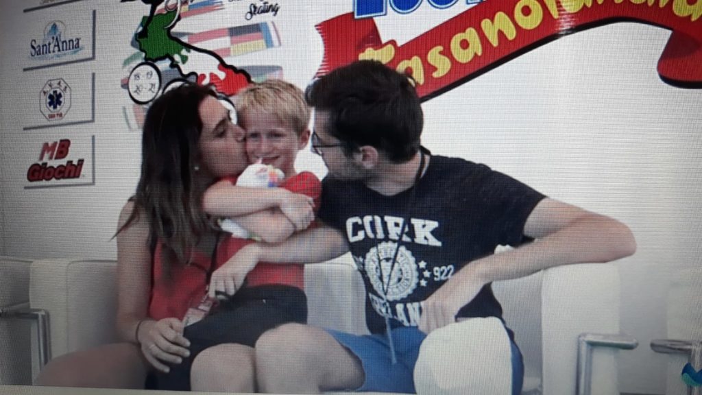 Samuele Visentin al Kiss & Cry con gli allenatori Roberta e Antonio