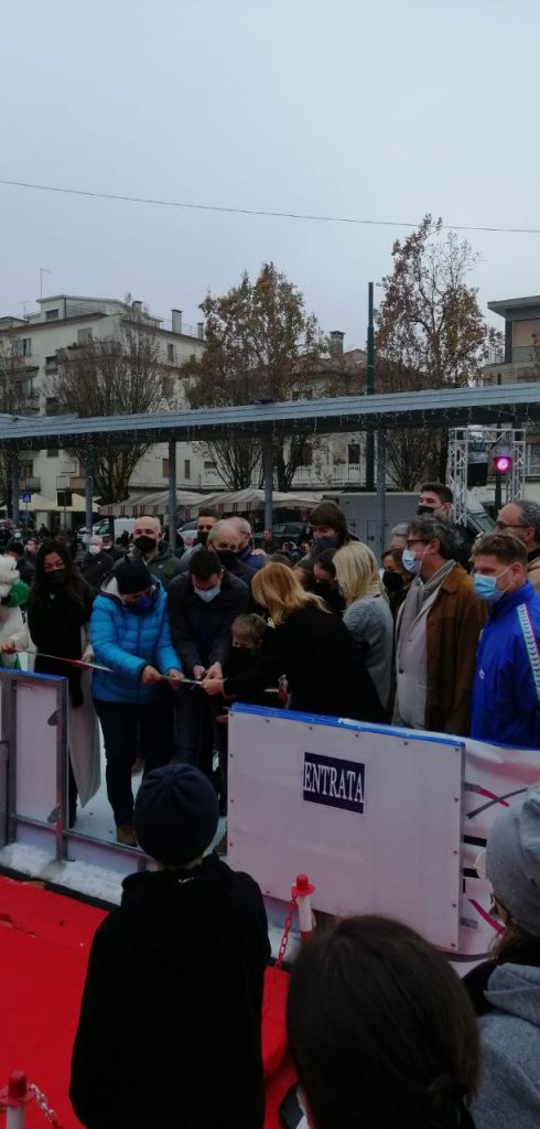 Marghera tre stelle sul ghiaccio - Il momento del taglio del nastro per l'inaugurazione della pista di ghiaccio di Marghera ad opera dell'Assessore Simone Venturini e del nostro piccolo atleta Samuele Visentin.