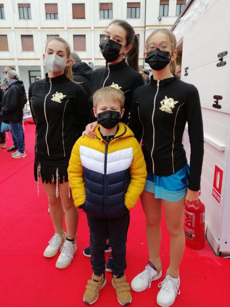 Marghera tre stelle sul ghiaccio - Da sinistra Jennifer Gomirato, Marta Gargano, Samuele e Vanessa Visentin che hanno partecipato all'inaugurazione della pista di ghiaccio in Piazza del Mercato a Marghera